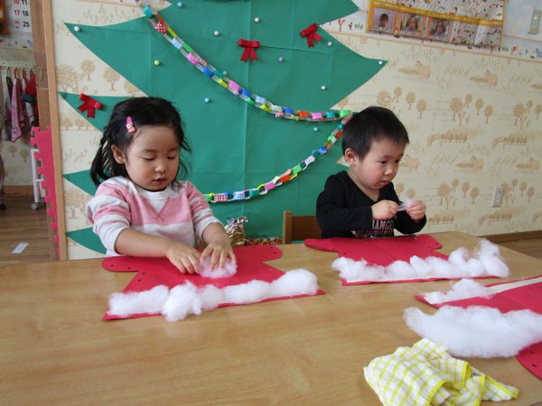 ぱんだ組 2歳児 クリスマス制作の様子 浜分こども園