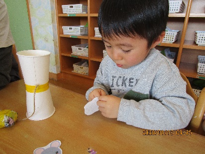 ぞう組 ３歳児 紙コップでけん玉つくり 浜分こども園